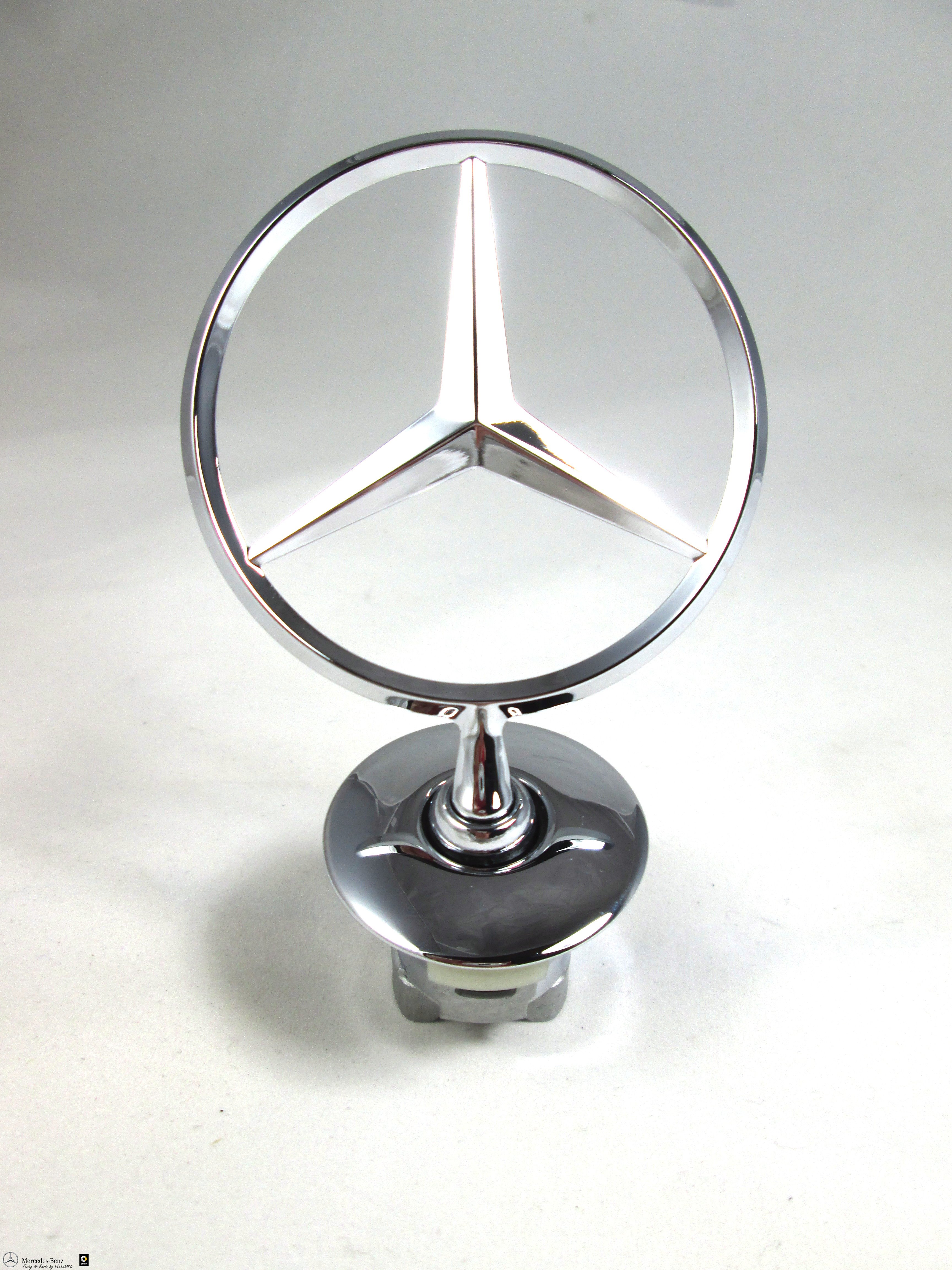 Mercedes-Benz Stern auf der Motorhaube der neuen E-Klasse in